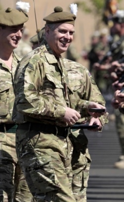 Pangeran Andrew tampil dalam sebuah acara parade di Penicuik, Skotlandia, pada 4 Mei 2011. (Foto: PA via AP/David Cheskin)