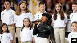 Estudiantes de la escuela Sandy Hook de Connecticut, donde hace dos meses se dio una mortal balacera, cantaron ‘America the beautiful’.