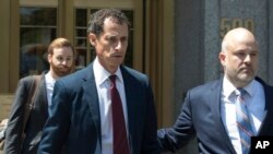 លោក Anthony Weiner អតីត​សមាជិក​សភា​អាមេរិក​ចាកចេញ​ពី​តុលាការ​សហព័ន្ធ នៅ​ក្នុង​បុរី New York កាលពី​ថ្ងៃទី១៩ ខែឧសភា​ ឆ្នាំ២០១៧។