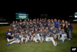 Los Dodgers de Los Angeles celebran su pase a la Serie Mundial de la Liga Nacional de Béisbol de Grandes Ligas tras vencer a los Cachorros de Chicago. Oct. 19, 2017.