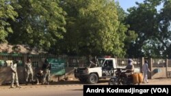 L'entrée principale de la bourse de travail quadrillée par la police à N’Djamena, Tchad, 6 decembre 2016. VOA/André Kodmadjingar