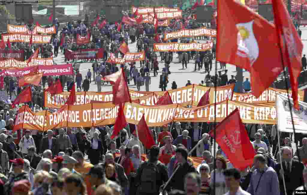 Members of Russia's Communist party carry banners and flags during a May Day rally in Moscow, May 1, 2014.
