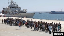 2015年 5月4日走下意大利海军舰船的非法移民