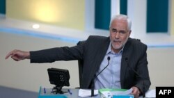 Kandidat presiden Iran Mohsen Mehralizadeh, dalam debat televisi ketiga menjelang pemilihan 18 Juni, di studio televisi Negara Iran di Teheran, 12 Juni 2021. (MORTEZA FAKHRI NEZHAD / YJC NEWS AGENCY / AFP)
