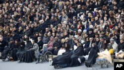 Para korban yang terluka dalam serangan 13 November di Paris, terlihat berada di antara para hadirin yang sedang menunggu dimulainya upacara di halaman kompleks Invalides, Paris (27/11).