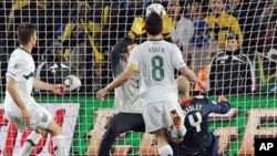 US midfielder Michael Bradley (R) scores a goal against Slovenia during Group C first round 2010 World Cup football match at Ellis Park stadium in Johannesburg, 18 Jun 2010