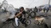 Manifestantes cierran la carretera Panamericana durante una protesta contra la eliminación de los subsidios al combustible anunciada por el presidente Lenin Moreno, en Quito, Ecuador, el jueves 3 de octubre de 2019. (Foto AP / Dolores Ochoa)