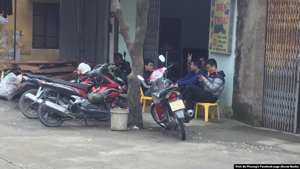 Một nhóm nhân viên an ninh theo dõi nơi ở của nhà hoạt động Trịnh Bá Phương, 27/2/2018