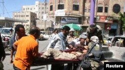 예멘 서남부 타이즈에서 17일 친 정부군이 후티 반군과의 교전 중 부상한 동료를 옮기고 있다.