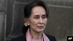 រូបឯកសារ៖ លោកស្រី Aung San Suu Kyi ចាកចេញ​ពី​តុលាការ​យុត្តិធម៌​អន្តរជាតិ បន្ទាប់ពី​ថ្ងៃដំបូង​នៃ​ការបើក​សវនាការ រយៈពេល​បីថ្ងៃ​នៅ​ទីក្រុងឡាអេ ប្រទេស​ហូឡង់ កាលពី​ថ្ងៃទី១០ ខែធ្នូ ឆ្នាំ២០១៩។