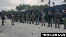 FILE - Aktivitas Personel TNI POLRI di Pos Komando Taktis Satgas Operasi Madago Raya di desa Tokorondo, Poso Pesisir, Kabupaten Poso, Sulawesi Tengah, 12 Januari 2021. (Foto : Yoanes Litha/VOA)