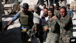 Yaralanan bir Suriye askeri taşınırken (Arşiv)