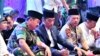 Presiden Joko Widodo (tengah) didampingi Panglima TNI Marsekal Hadi Tjahjanto (kiri) dan Kapolri Jenderal Tito Karnavian (kanan) dalam acara buka puasa bersama di di Lapangan Monumen Nasional, Jakarta, Kamis, 16 Mei 2019. 