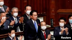 Fumio Kishida terpilih sebagai Perdana Menteri baru, di Majelis Rendah Parlemen di Tokyo, Jepang, 4 Oktober 2021. (REUTERS/Kim Kyung-Hoon)