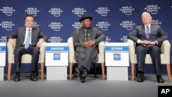 Firayim ministan China Li Keqiang, Shugaban Najeriya Goodluck Jonathan da Klaus Schwab.