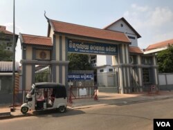 វិទ្យាល័យ ១០មករា ១៩៧៩ ក្នុងក្រុងសៀមរាប បិទទ្វារតាំងពីថ្ងៃចន្ទ ទី៩ ខែមីនា ឆ្នាំ២០២០។ (ហ៊ុល រស្មី/VOA)