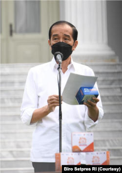 Presiden Jokowi meresmikan pembagian obat dan vitamin gratis bagi pasien COVID-19 yang sedang isoman di Istana Merdeka, Jakarta, Kamis (15/7). (Foto: Courtesy/Biro Setpres)