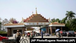  တရုတ္ ျမန္မာ နယ္စပ္ကုန္သြယ္ေရးဂိတ္ (AP Photo/Eugene Hoshiko)