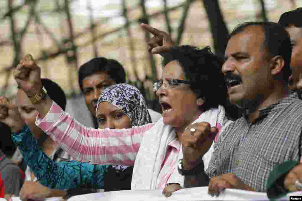 People shout slogans as they celebrate the death sentence of Salauddin Quader Chowdhury, Dhaka, Oct. 1, 2013. 