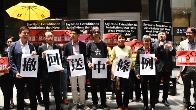 多个香港民间团体举行反逃犯条例修订街头论坛。(美国之音汤惠芸拍摄)