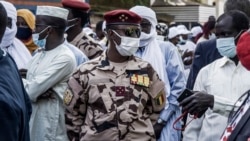 Le général quatre étoiles et chef de la Garde républicaine au Tchad, Mahamat Idriss Déby Itno, 37 ans, fils du président tchadien Idriss Deby Itno est vu dans un bureau de vote à N'djaména, le 11 avril 2021.