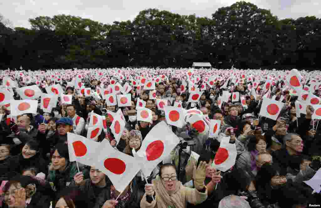 일본 아키히토 국왕이 23일 80회 생일을 맞은 가운데, 도쿄 왕궁 주변에 축하하기 위한 시민들이 모여있다.