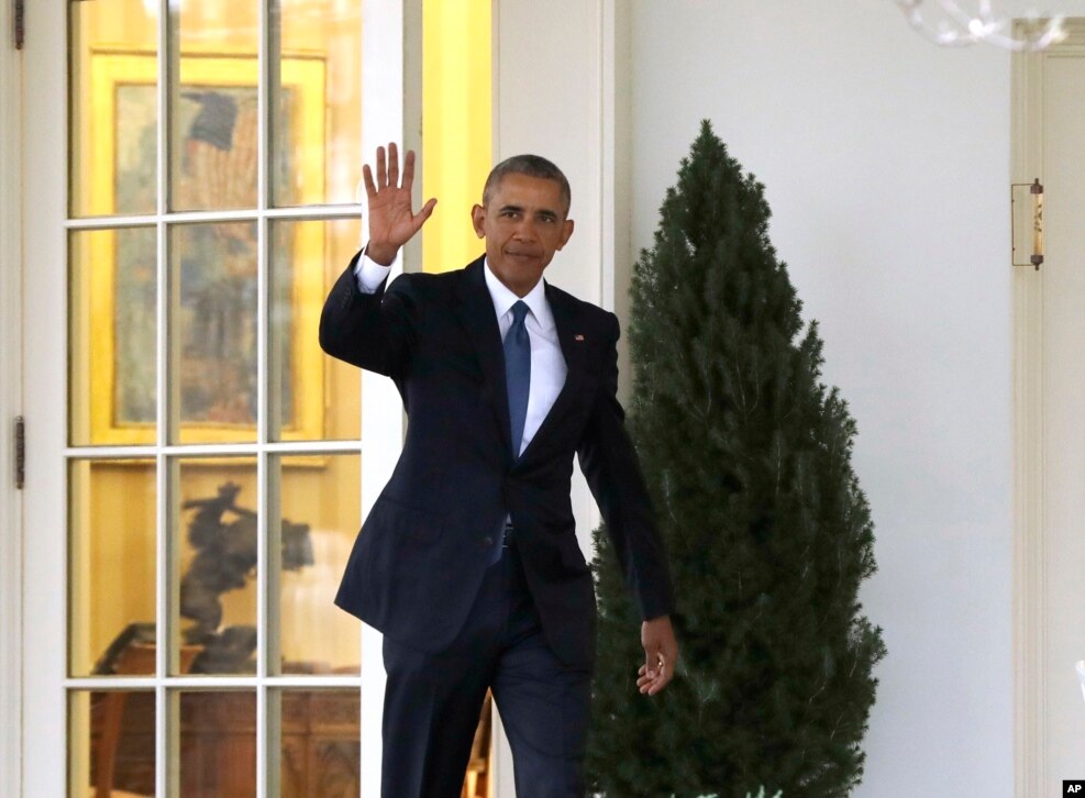 Prezident Barak Obama Ağ Evi tərk edir.