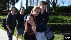 14일 총격 사건이 발생한 미국 플로리다주 파클랜드의 마조리스톤맨더글러스 고등학교에서 학생들이 대피하고 있다.