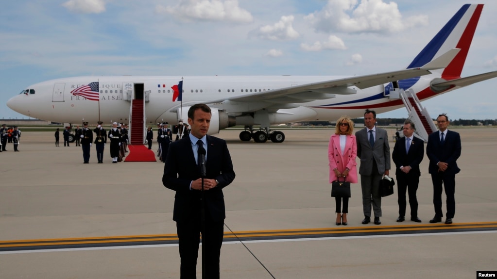 Le président français Emmanuel Macron à son arrivée à Washington à la base Andrews, dans le Maryland, le 23 avril 2018.
