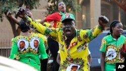 FILE: Abalandeli bebandla leZanu PF bathakazelela ukunqoba kuka Mongameli Emmerson Mnangagwa kukhetho ngomnyaka ka2018.