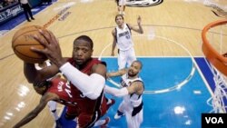 Dwyane Wade hizo todo para ganar, volcadas y defensas espectaculares, pero LeBron James sigue sin aparecer y sin acompañarlo y tuvo su más pobre actuación en la cuarta final.