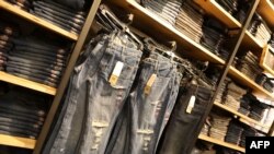 Tư liệu: Quần jeans Levi của Mỹ trên kệ vào ngày TT Trump áp thuế trên nhôm và thép. EU cảnh báo sẽ áp thuế lên các mặt hàng tiêu biểu nhập từ Mỹ như quần jeans Levi... Ảnh chụp ngày 31/5/2018