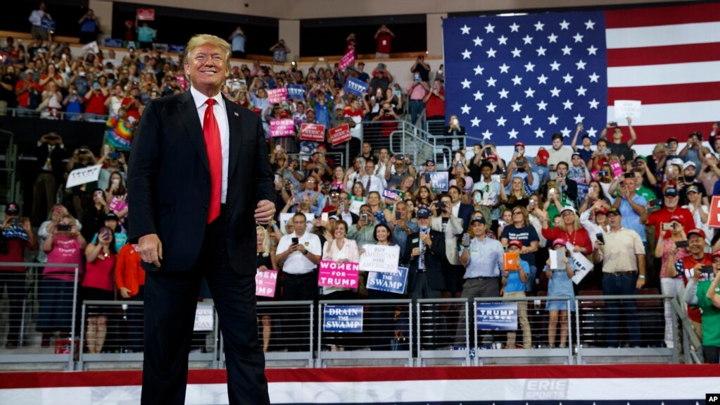 Le président Donald Trump arrive pour prendre la parole lors d'un rassemblement de campagne à Erie Insurance Arena, le 10 octobre 2018, à Erie, en Pennsylvanie.