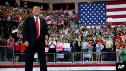 Le président Donald Trump arrive pour prendre la parole lors d'un rassemblement de campagne à Erie Insurance Arena, le 10 octobre 2018, à Erie, en Pennsylvanie.