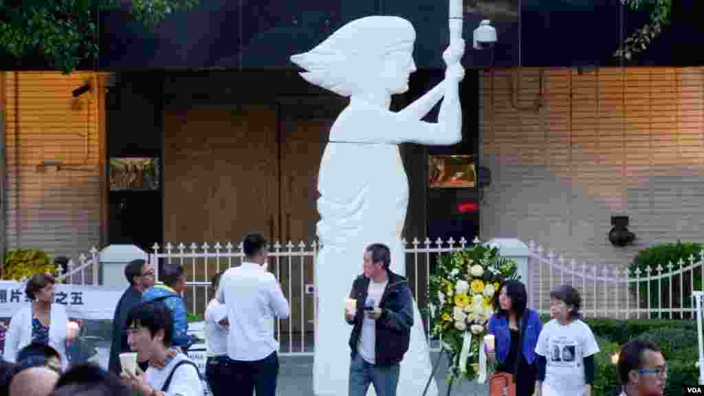 總領館前擺設的民主女神浮雕（美國之音國符拍攝）