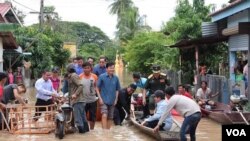 ທ່ານ​ທອງ​ລຸນ ສີ​ສຸ​ລິດ ນາ​ຍົກ​ລັດ​ຖະ​ມົ​ນ​ຕີ​ແຫ່ງ ສ​ປ​ປ ລາວ ລົງ​ຢ້ຽມ​ຢາມ ປະ​ຊາ​ຊົນ​ທີ່​ໄດ້​ຮັບ​ຜົນ​ກະ​ທົບ ຈາກ​ໄພ​ນ້ຳ​ຖ້ວ​ມ