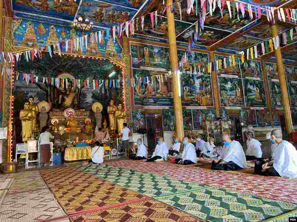 ទិដ្ឋភាពទូទៅនៃពិធីបុណ្យចូលឆ្នាំខ្មែរថ្ងៃទីមួយ ឯវត្តអារាមមួយ រាជធានីភ្នំពេញ នៅថ្ងៃទី ១៤ ខែមេសា ឆ្នាំ២០២០។ (ហ៊ាន សុជាតា/VOA)
