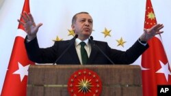 Presiden Turki Recep Tayyip Erdogan mendesak dunia agar menghormati kemenangan partai AKP (foto: dok).