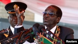 Presiden Zimbabwe Robert Mugabe berbicara pada publik di Harare (12/8). (Reuters/Philimon Bulawayo)