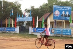 The Cambodian People’s Party office in Chantrey commune is located in the same compound as the commune hall and police station, both of which are state buildings. Feb. 14, 2018 (Sun Narin/VOA Khmer)