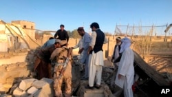 Anggota keamanan Afghanistan dan warga setempat memeriksa lokasi serangan bunuh diri di Zabul, Afghanistan, Kamis, 19 September 2019.