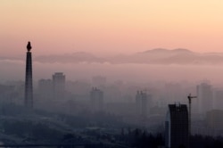 Menara Juche setinggi 170 meter dan bangunan lainnya terlihat saat kabut pagi menyelimuti Pyongyang, Korea Utara, 8 September 2018. (Foto: REUTERS/Danish Siddiqui)