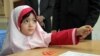 Tehranda 9 min qeyri-fars uşaq farsca təhsilə hazırlıq proqramlarında