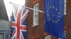 Bendera Uni Eropa (kanan), dan bendera Inggris di Kantor Penghubung Parlemen Eropa di London, 21 Januari 2020. Inggris akan meninggalkan Uni Eropa 31 Januari 2020. (AP Photo / Kirsty Wigglesworth)
