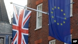 21일 영국 런던 유럽연합(EU) 연락사무소에 영국 국기와 EU기가 나란히 걸려 있다. 
