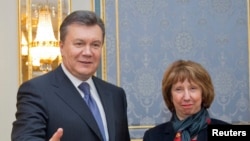 دیدار رئیس جمهوری اوکراین با کاترین اشتون در کیف، دو هفته پس از شروع اعتراضات خیابانی برای پیوستن اوکراین به اتحادیه اروپا 