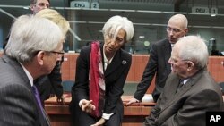 (L-R) Luxembourg's Prime Minister and Eurogroup chairman Jean-Claude Juncker, IMF Managing Director Christine Lagarde, Germany's Deputy Finance Minister Joerg Asmussen and Finance Minister Wolfgang Schaeuble talk at the start of an eurozone finance minist