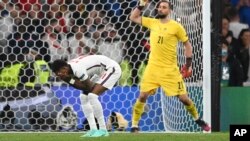 Cầu thủ Anh Marcus Rashford phản ứng sau khi đá hỏng quả phạt đền trước thủ môn Ý trong trận chung kết Ý- Anh ngày Chủ Nhật 11/7/2021 tại London, Anh.