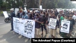 Aksi solidaritas pembebasan tahanan politik Papua di Bogor, Jawa Barat, Senin, 15 Juni 2020. (Foto: Tim Advokasi Papua)
