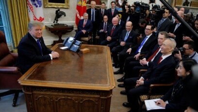 Tổng thống Donald Trump gặp trưởng phái đoàn đám phán thương mại của Trung Quốc, Lưu Hạc, trong Phòng Bầu dục của Nhà Trắng, ngày 22 tháng 2, 2019, ở Washington.